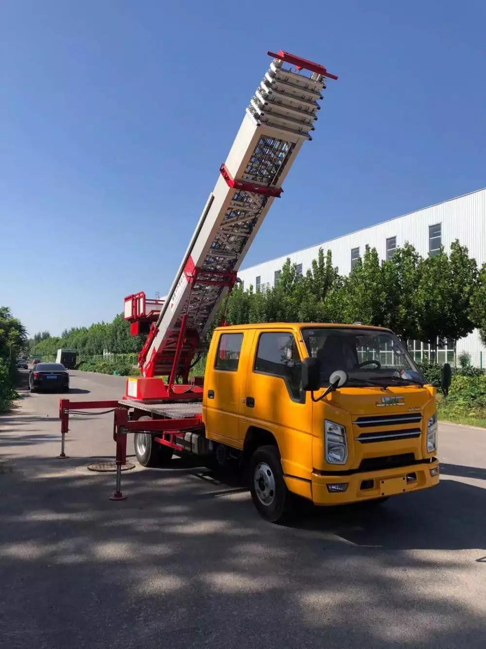 封丘附近的云梯车出租服务：轻松解决高空作业需求